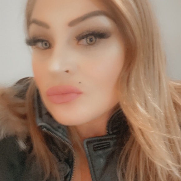 Meet your Posher, Nicolette 🌺 - Picture 4 of 8